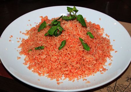 Chỉ với cơm trắng, muối ớt xanh cùng ít tôm chấy là người dân Nha Trang đã tạo nên món ăn ngon miệng hấp dẫn đối với nhiều du khách.