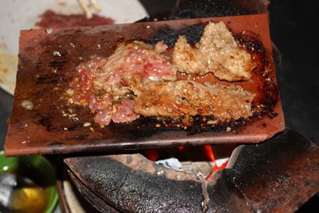 Thị bò được nướng trên ngói thơm phức.