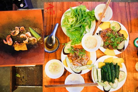 Nướng ngói ở Nha Trang thu hút giới trẻ.