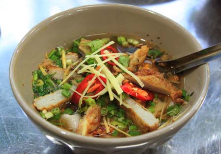 Bánh canh chả cá món ăn đặc sản của Nha Trang.